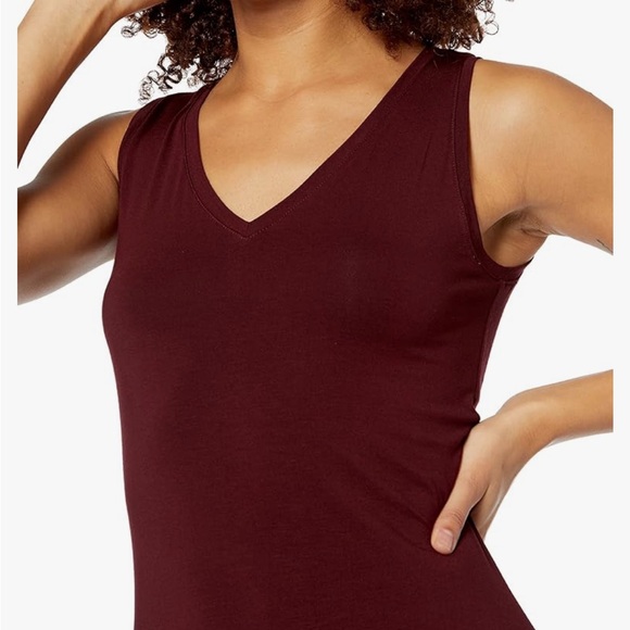 Amazon Essentials Women's Jersey Standard-Fit Sleeveless V-Neck - Picture 3 of 6